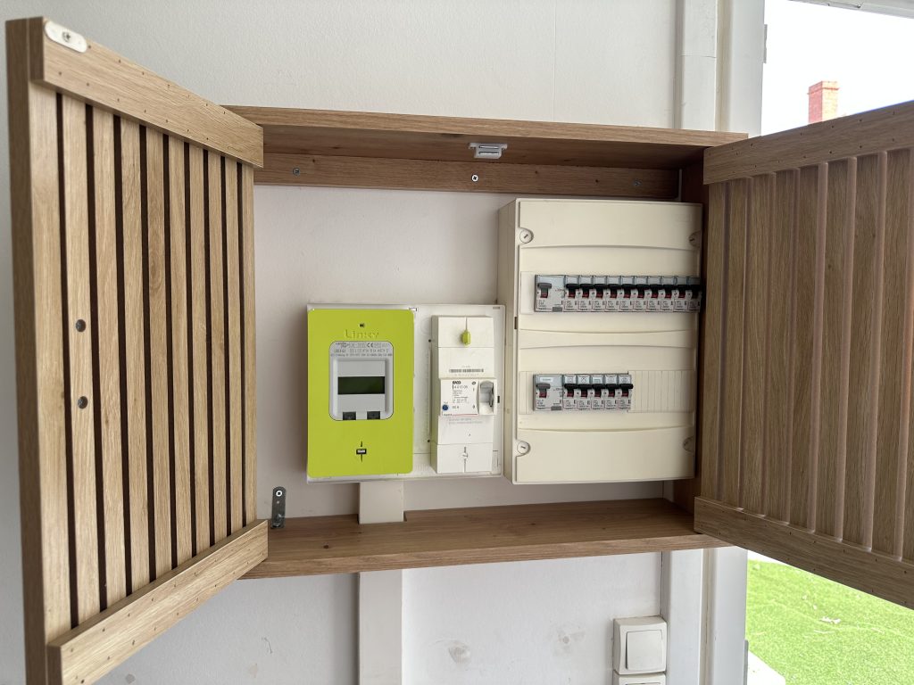 Installation de coffret bois électrique à Ouistreham